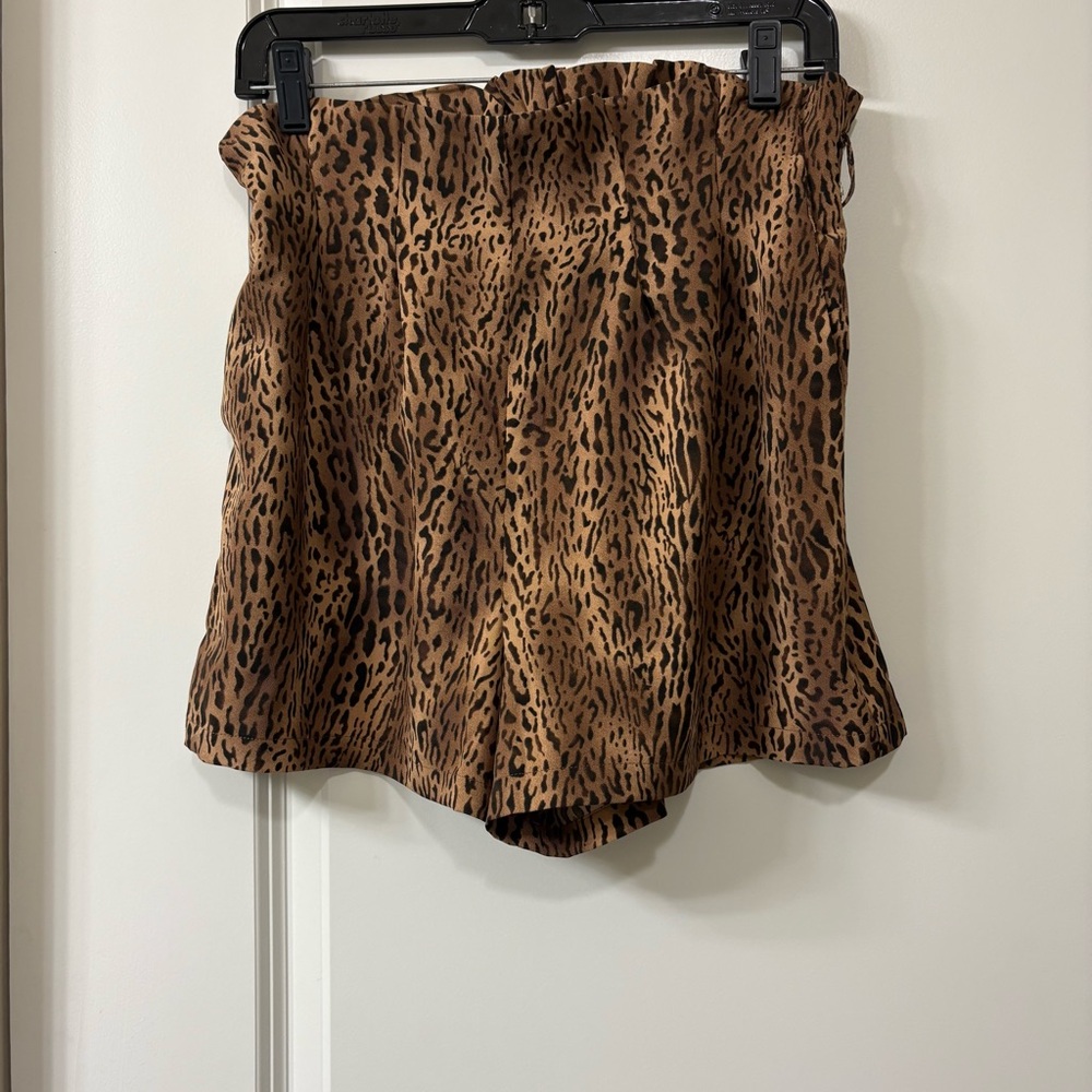 Le Lis Size Medium Chettah Print Shorts With Lining Belt Loops Paperbag Waiste